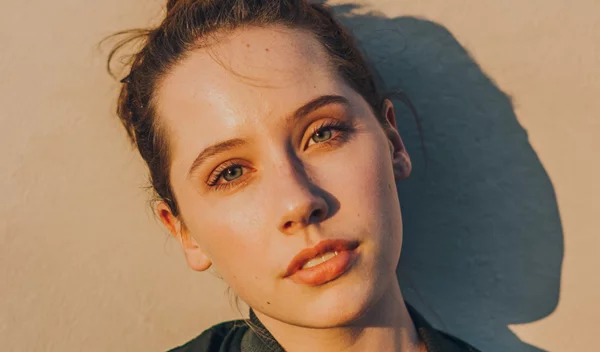 2 συχνά λάθη που κάνουμε στη πρωινή ρουτίνα ομορφιάς και δημιουργούν ρυτίδες