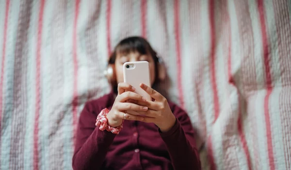 Πόσο ασφαλές είναι το TikTok για τον παιδικό εγκέφαλο; Όσα πρέπει να ξέρει κάθε γονιός