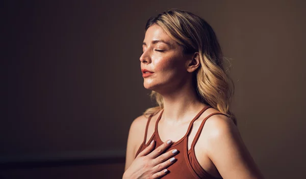 Τα 10 βήματα για να διαχειριστείς τα έντονα συναισθήματα – σύμφωνα με ψυχολόγους