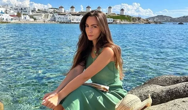 Το πολύ κολακευτικό χτένισμα που λατρεύουν όλες οι Ελληνίδες influencers τώρα