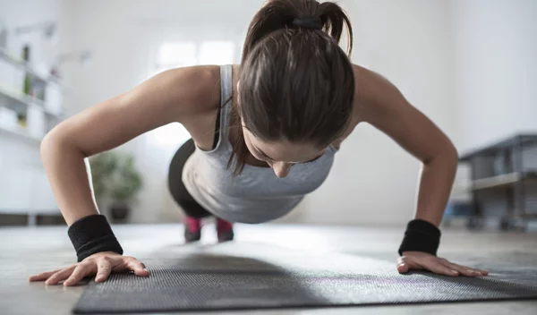 Τρικ από έναν κορυφαίο trainer για περισσότερα push-ups