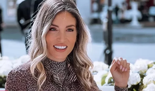 Η Αθηνά Οικονομάκου βρήκε το χτένισμα που "σώζει" κάθε bad hair day