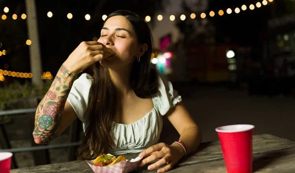Μύθος ή αλήθεια: Παχαίνεις αν τρως το βράδυ;