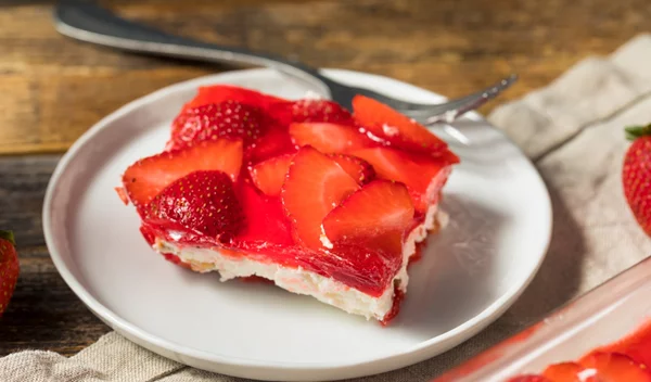 Light γλυκό ψυγείου με γιαούρτι και φράουλες