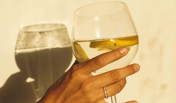 Νερό με λεμόνι: Να το χρησιμοποιήσεις για να μειώσεις το φούσκωμα και για καλύτερη πέψη;