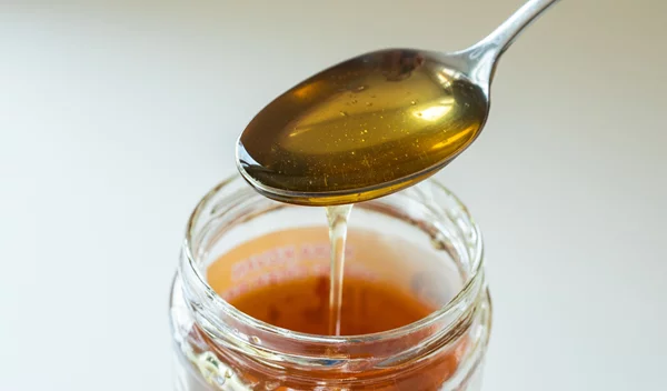 Ο βήχας φεύγει με μέλι; Όλα όσα πρέπει να ξέρεις για τη φυσική θεραπεία