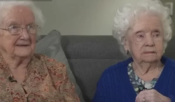 Οι γηραιότερες δίδυμες της Αγγλίας, 104, ετών αποκαλύπτουν το μυστικό μακροζωίας