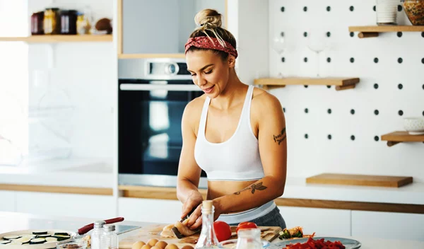 Επηρεάζει η ώρα που τρως, τα κιλά που χάνεις;