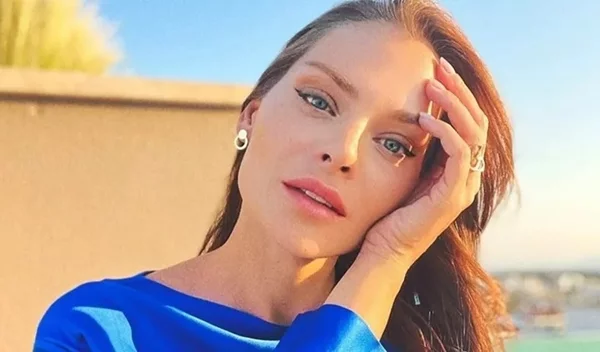 Υβόννη Μπόσνιακ: Το αντηλιακό προσώπου και το λαδάκι σώματος που δεν αποχωρίζεται το καλοκαίρι