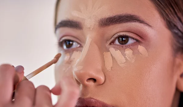 Το viral trick που θα αλλάξει τον τρόπο που εφαρμόζεις το concealer