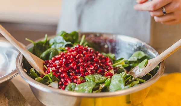 Σαλάτες: 10 φθινοπωρινές συνταγές με λαχανικά και φρούτα της εποχής