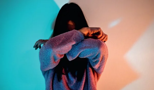 Κρίσεις πανικού: Τι συμβαίνει πραγματικά στο σώμα σου όταν το άγχος σε κατακλύζει