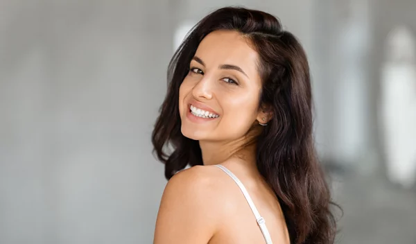 Έχεις καστανά μάτια; Αυτή είναι η απόχρωση στο μακιγιάζ για extra εντυπωσιακό βλέμμα