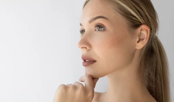 Ρετινόλη: Οι πιο αποτελεσματικές εναλλακτικές για λαμπερή νεανική επιδερμίδα