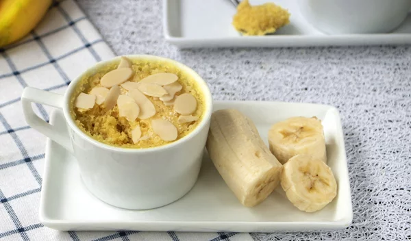 Γρήγορο κέικ σε κούπα με γεύση banana bread