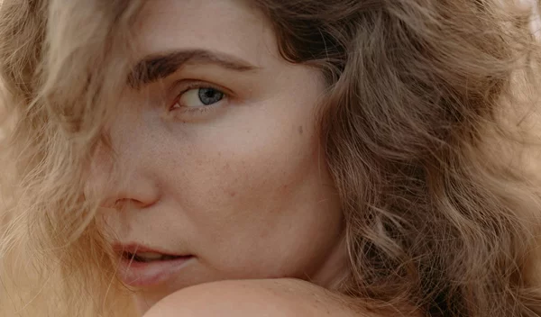 Το μυστικό για να καμουφλάρεις τις καφέ κηλίδες χωρίς βαρύ μακιγιάζ