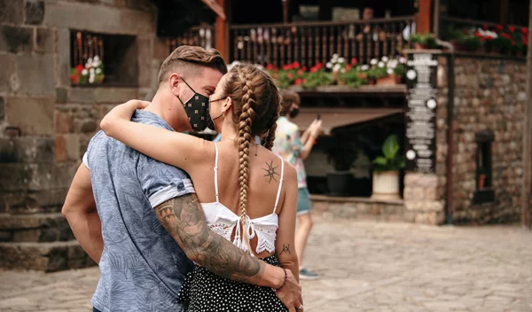 Σεξ στην εποχή του κορονοϊού: Τι έχει αλλάξει και πώς θα το απολαύσουμε χωρίς ρίσκο;