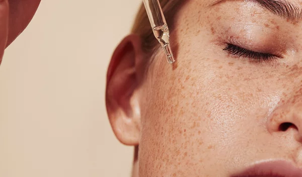 8 σέρουμ προσώπου με εφέ μεσοθεραπείας στην επιδερμίδα