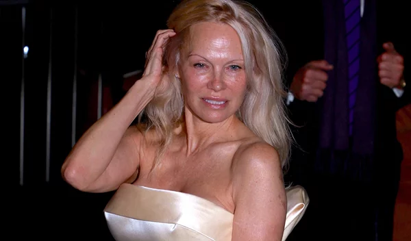 Η Pamela Anderson μόλις υιοθέτησε το Νο.1 "αντιγηραντικό" κούρεμα