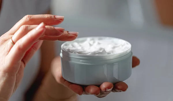 Οι καλύτερες κρέμες προσώπου με SPF για γυναίκες άνω των 50