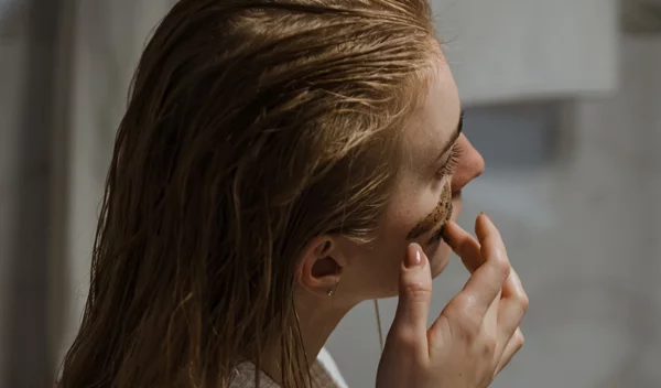 10 μύθοι για την επιδερμίδα σου (περισσότερο νερό = καλύτερη ενυδάτωση;)