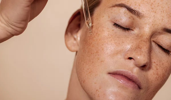 Νιασιναμίδη: Ποια τα οφέλη της και γιατί πρέπει να την εντάξεις στη ρουτίνα σου asap