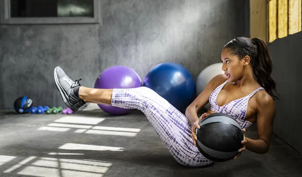 Full πρόγραμμα 45 λεπτών για να γυμνάσεις το κάτω μέρος του σώματός σου από το σπίτι