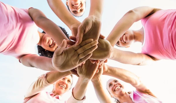 Us stronger: Δύο δημοσιογράφοι και 3 άνθρωποι από το χώρο της Υγείας για τον καρκίνο του μαστού