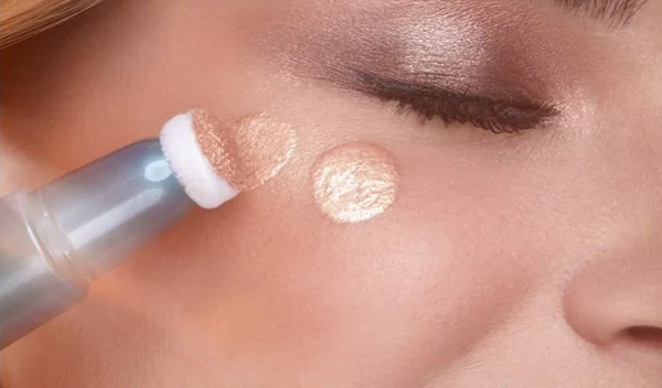 Summer Trends: Το μακιγιάζ του φετινού καλοκαιριού θα έχει άφθονο glam και λάμψη