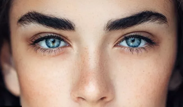 H μικρή αλλαγή στη skincare ρουτίνα που προλαμβάνει το πόδι της χήνας