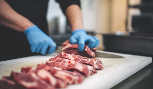 Μοσχάρι ή χοιρινό: Ποιο κρέας κάνει καλό στην υγεία σου; Η διατροφολόγος απαντά