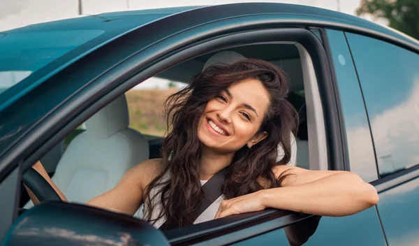 Είσαι νέος οδηγός; 10 πράγματα που πρέπει να ξέρεις για να γλιτώσεις τις "παγίδες" του δρόμου