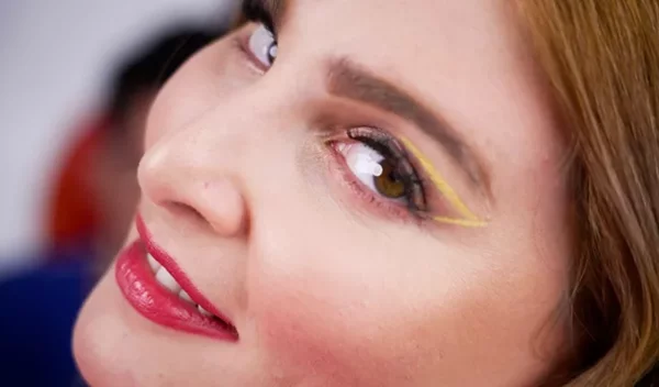 H Εβελίνα Νικόλιζα απαντά σε 3 beauty ερωτήσεις στο πιο απολαυστικό βίντεο που θα δεις σήμερα