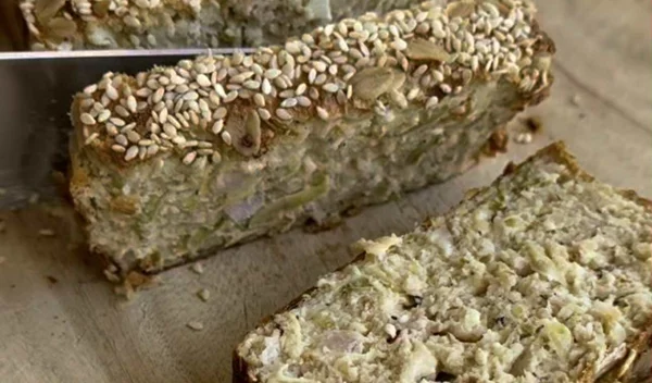 Αλμυρό κέικ με κολοκυθάκια και φέτα - ιδανικό αν έχεις θέμα με το σάκχαρό σου!