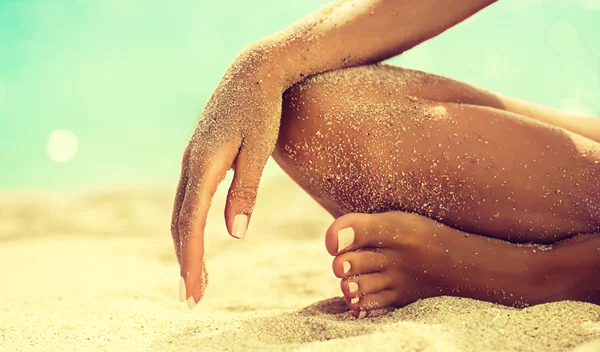 5 κομψές αποχρώσεις νυχιών για το πιο καλοκαιρινό πεντικιούρ