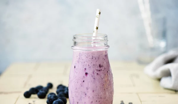Το μοβ smoothie με superfoods που χαρίζει ενέργεια