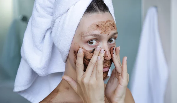 Οι συνταγές για μάσκες προσώπου που μπορείς να φτιάξεις μόνη σου στο σπίτι