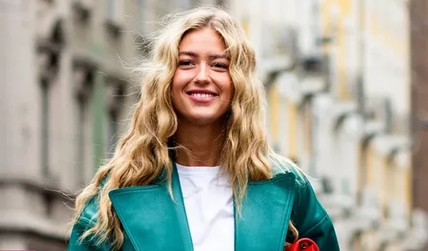 Αυτή είναι η πιο κομψή απόχρωση ξανθού για τα μαλλιά μας φέτος το χειμώνα