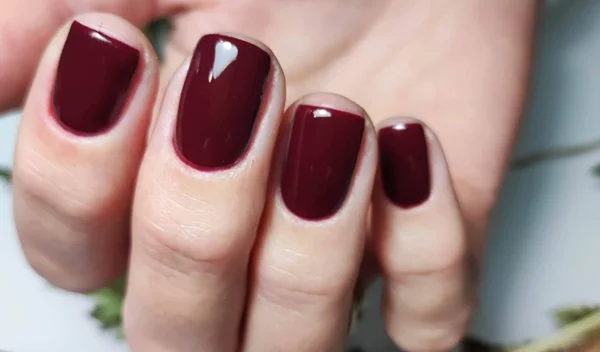 Dark cherry: 6 τρόποι να εντάξεις το 'it' χρώμα στο look σου