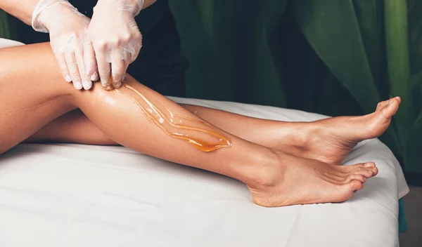 Sugaring: Πώς θα κάνεις μόνη σου την πιο φυσική μέθοδο αποτρίχωσης με ζάχαρη