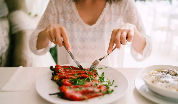 7 τακτικές που θα σε βοηθήσουν να απαλλαγείς από τα περιττά κιλά