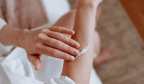 Αντιβιοτικές δερματικές κρέμες: Με ή χωρίς κορτιζόνη; Ποια να χρησιμοποιήσεις σε κάθε περίπτωση;