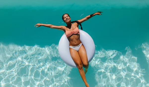 5 αξεσουάρ μόδας που αξίζει να έχεις πάντα στην τσάντα παραλίας