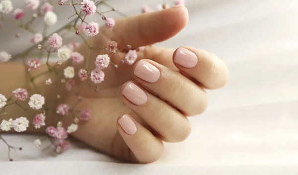 Έχεις κοντά νύχια; Αυτά τα 3 trends στο μανικιούρ είναι για σένα