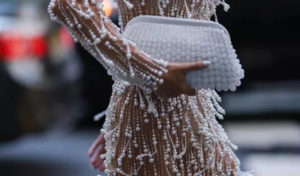 4 μανικιούρ που θα σε κάνουν να ξεχάσεις το κλασικό κόκκινο αυτές τις γιορτές