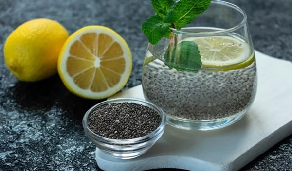 Νερό με σπόρους chia: Μας ωφελεί πραγματικά ή είναι ακόμη μια διατροφική μόδα;