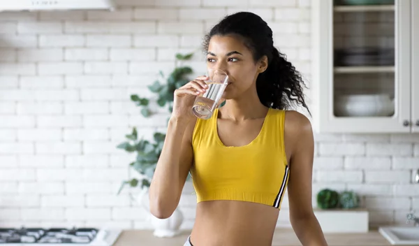 Βοηθάει η κατανάλωση ζεστού νερού στην απώλεια του κοιλιακού λίπους;