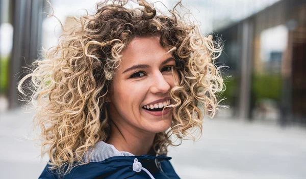 Φυσικά σγουρά μαλλιά: Οι top συμβουλές για τις πιο καλοσχηματισμένες μπούκλες