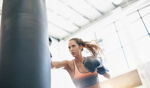 Ένα full - body πρόγραμμα με kick boxing κινήσεις - το ιδανικό cardio workout!