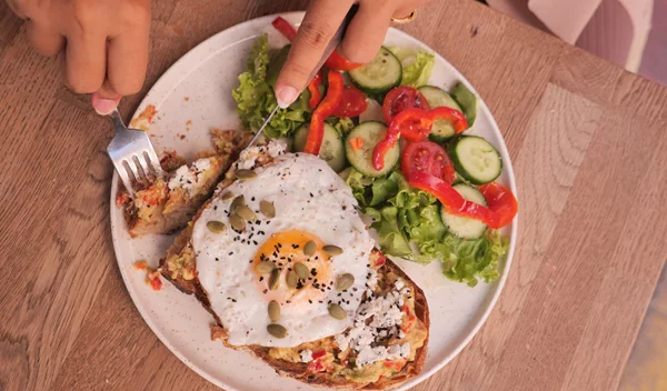 7 λάθη στο πρωινό που βλάπτουν το έντερο, σύμφωνα με γαστρεντερολόγο